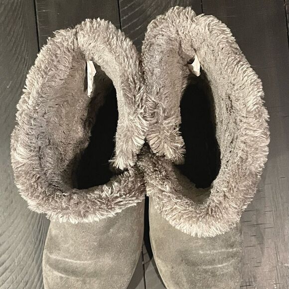 Light Grey, Suede, Women’s Fuzzy, Pull-On Boots. Size 10. - Picture 3 of 7